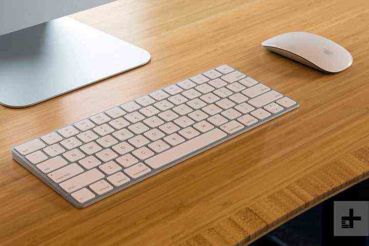 Apple iMac mit Retina 5K Display überprüfen Tastatur und Maus