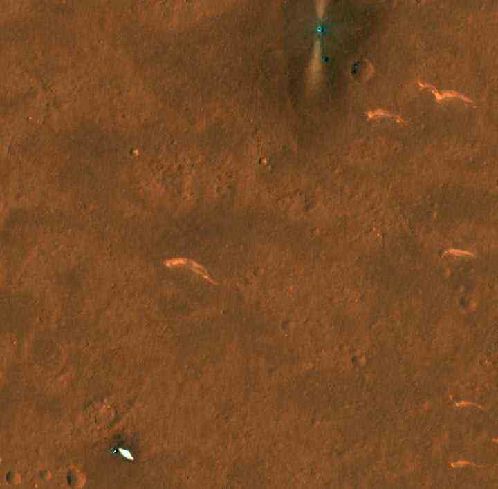 Die Rückenschale und der Fallschirm des Mars-Landers des Zhurong-Rovers.