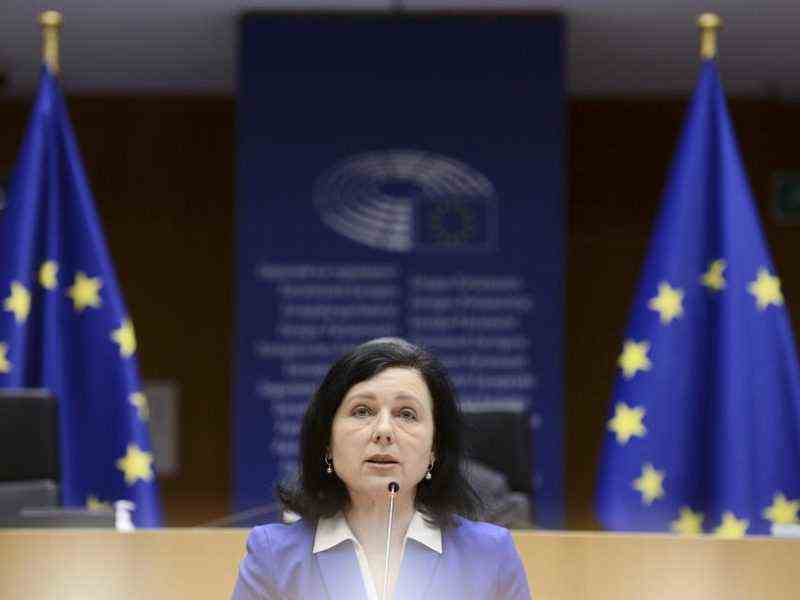 EU-Verhandlungsführer wollen eine „absolute Garantie“, dass personenbezogene Daten, die in die USA übermittelt werden, keiner „Massenüberwachung“ unterliegen, als Teil der laufenden Gespräche über einen neuen Mechanismus für die Datenübertragung zwischen der EU und den USA, so der Vizepräsident der Kommission für Werte und Transparenz, Věra Jourová.