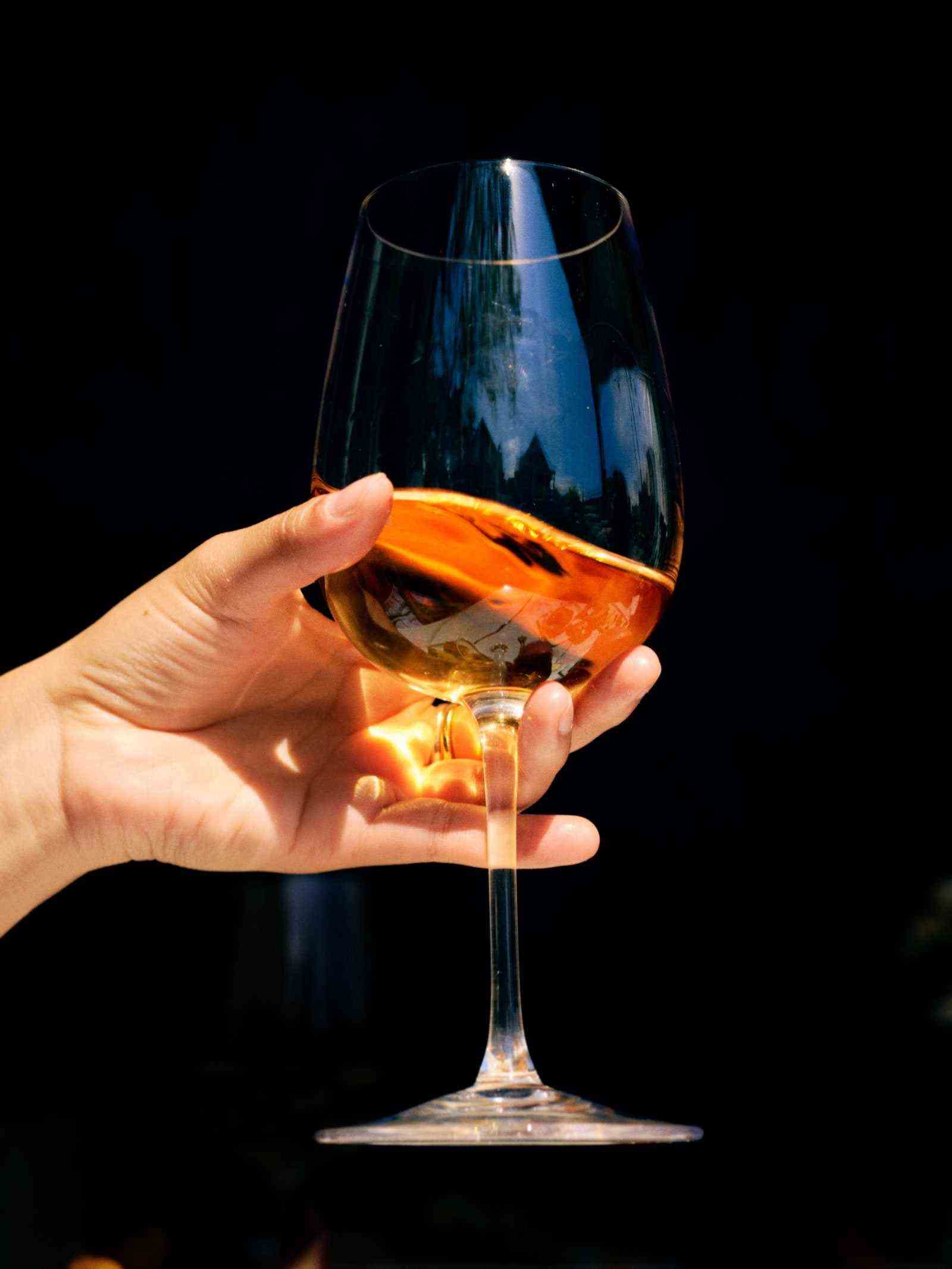 Bild könnte enthalten Glas Mensch Mensch Getränk Alkohol Wein Getränk Weinglas und Kelch