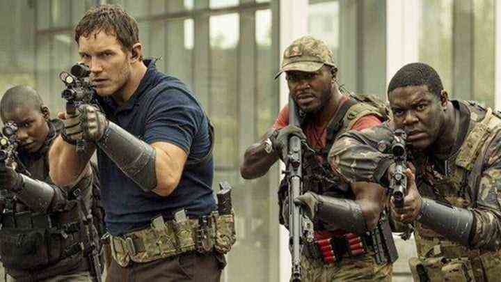 Chris Pratt und andere Schauspieler in The Tomorrow War rücken mit gezogenen Sturmgewehren vor.