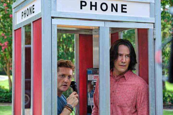 Alex Winter und Keanu Reeves in einer Telefonzelle in einer Szene aus dem Film Bill & Ted Face the Music.