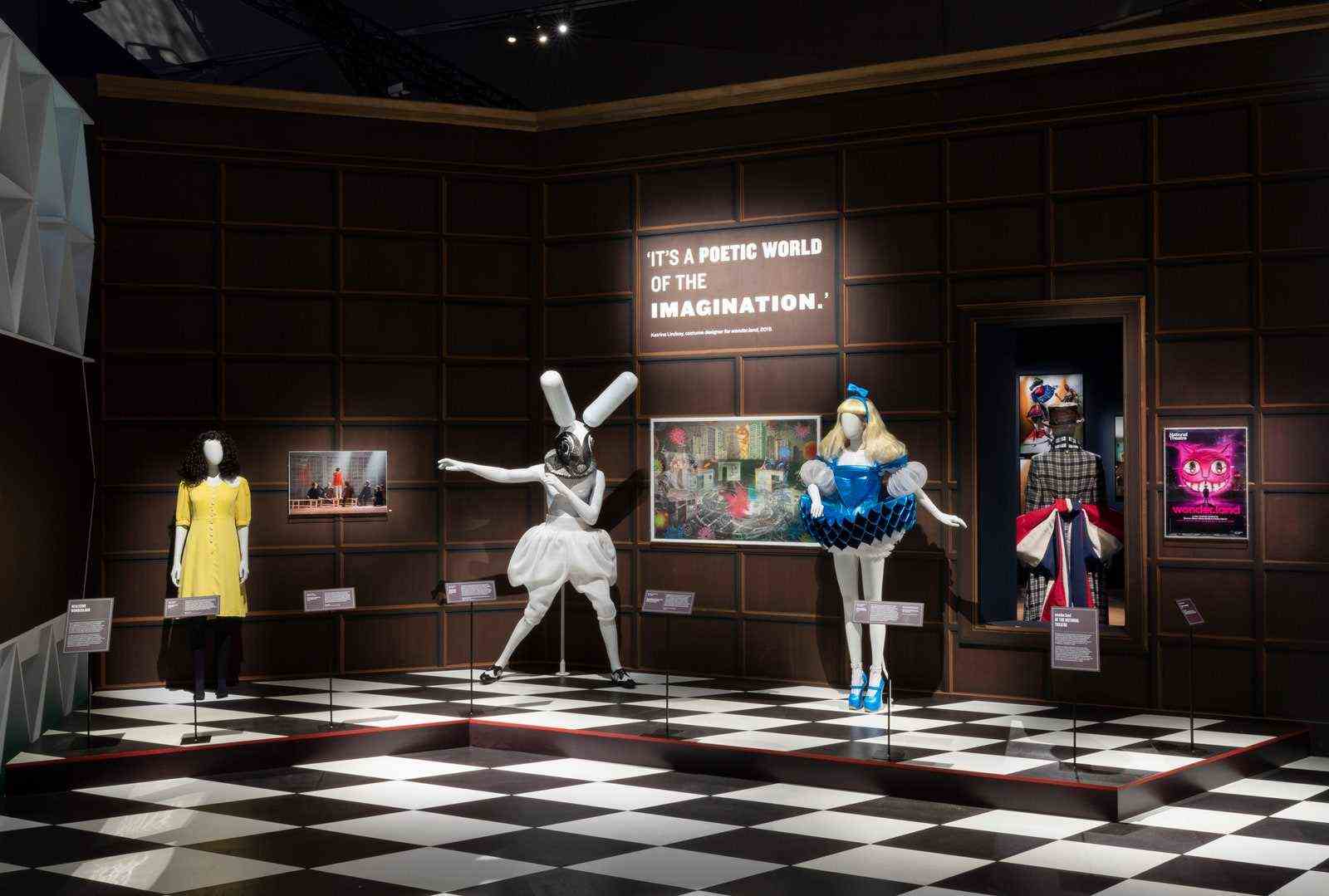 Blick auf die Installation mit mehreren Schaufensterpuppen in Kostümen zum Thema Alice im Wunderland