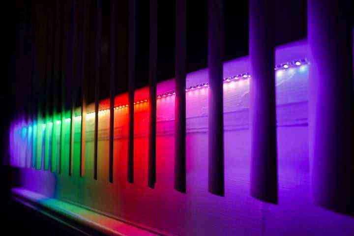 Regenbogenfarben, die von der Twinkly Line emittiert werden.