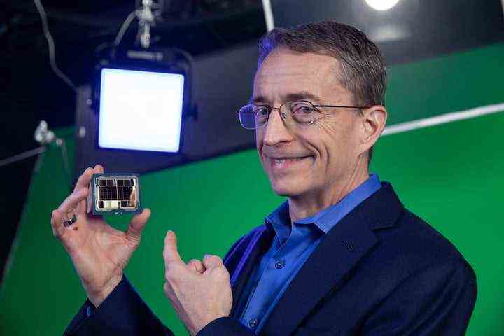 Intel-Chef Pat Gelsinger hält einen Chip in der Hand.