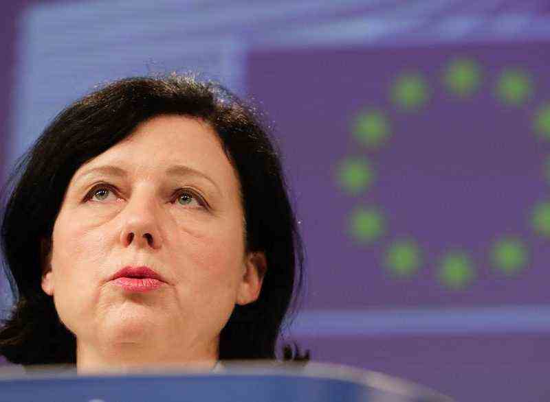 Die EU sollte die alltägliche Rassendiskriminierung und Voreingenommenheit nicht „kopieren und in Algorithmen der künstlichen Intelligenz einfügen“, sagte die Vizepräsidentin für Werte und Transparenz der EU, Věra Jourová.