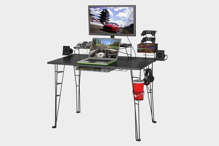 Der Atlantic Store Gaming Desk ist mit Gamer-Essentials wie Monitor, Laptop und Spielen ausgestattet.