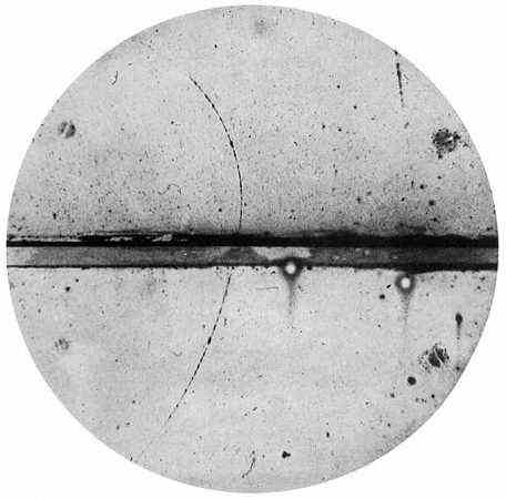Schwarz-Weiß-Bild der Positronenteilchenspur
