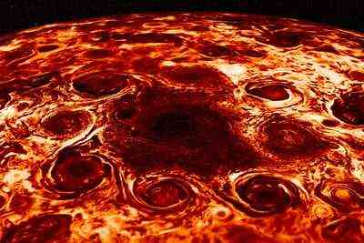 Dieses zusammengesetzte Infrarotbild des Nordpols des Jupiter zeigt einen zentralen Zyklon und acht ihn umgebende Zyklone.  Das Bild wurde vom Jovian Infrared Auroral Mapper (JIRAM) an Bord der Juno-Mission der NASA zum Jupiter gesammelt.  In einigen Kontexten haben die gelben Wolken eine Helligkeitstemperatur von etwa 9 Grad Fahrenheit (-13 Grad Celsius) und die dunkelroten Wolken haben eine Temperatur von etwa -181 Grad Fahrenheit (-83 Grad Celsius).