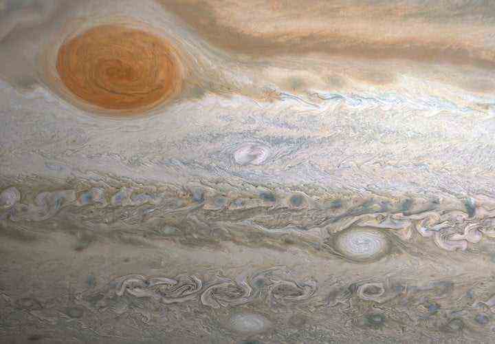 Dieses Bild der NASA-Raumsonde Juno fängt mehrere Stürme auf der Südhalbkugel des Jupiter ein.
