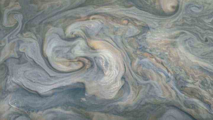 JunoCam-Bild von kleinen, hellen "auftauchen" Wolken.