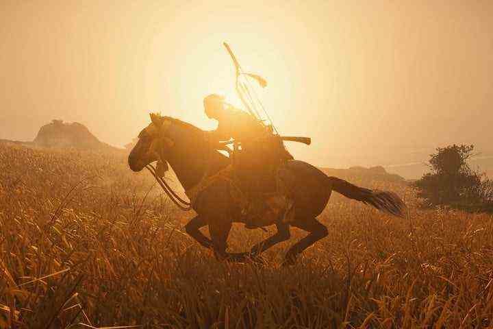 Jin reitet auf seinem Pferd über den Bildschirm, während die Sonne hinter ihm untergeht.