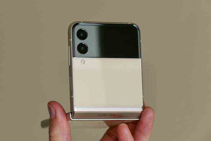 Galaxy Z Flip 3's camera module.