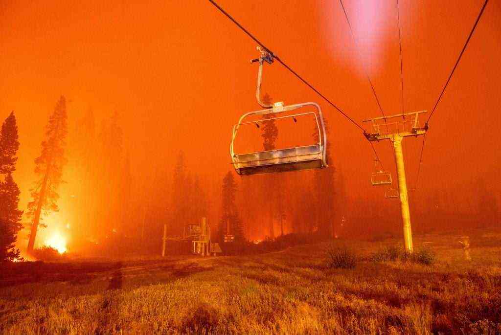 Flammen des Caldor Fire umgeben einen Sessellift im Sierra-at-Tahoe Resort.