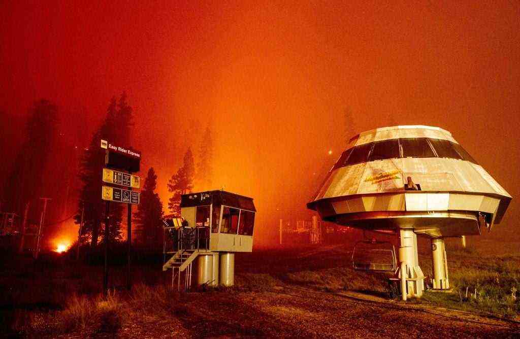 Flammen des Caldor Fire umgeben Gebäude im Sierra-at-Tahoe Resort.