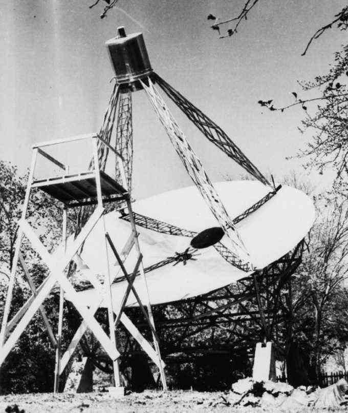 Schwarz-Weiß-Bild des ersten Radioteleskops