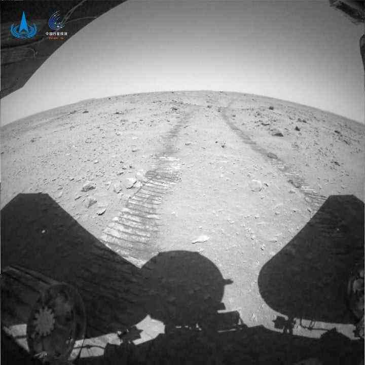 Spuren im Mars-Regolith, die von Chinas Zhurong-Rover erfasst wurden.