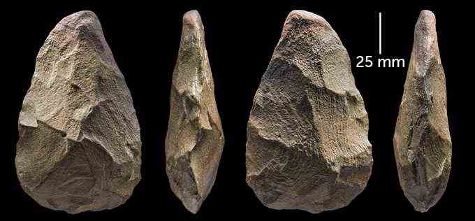 ein steinernes Faustkeil aus vier verschiedenen Blickwinkeln