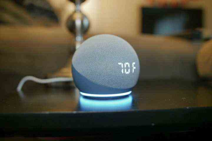 Amazon Echo Dot (4. Generation) zeigt die Temperatur neben einem Bett an.