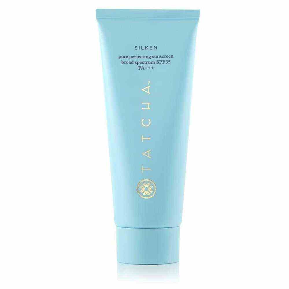 Tatcha Silken Pore Perfecting Sunscreen in babyblauer Plastikflasche auf weißem Hintergrund 