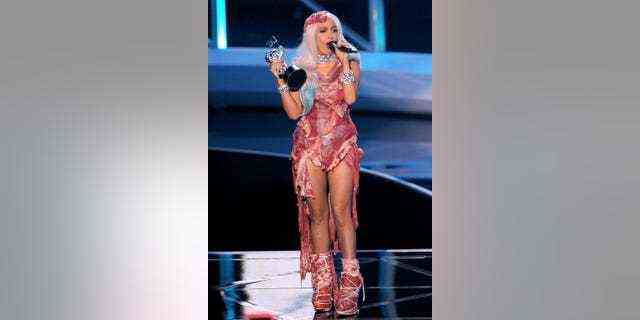Sängerin Lady Gaga nimmt die Auszeichnung als Video des Jahres auf der Bühne während der MTV Video Music Awards im NOKIA Theatre LA LIVE am 12. September 2010 in Los Angeles, Kalifornien, entgegen.