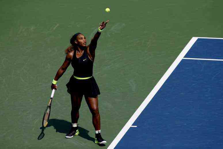 Serena Williams wirft einen Tennisball in die Luft