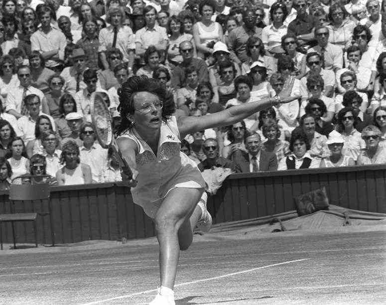 Billie Jean King beim Tennisspielen vor vielen Zuschauern