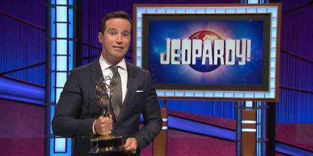 Schließlich verlor Richards seinen Emmy-prämierten Auftritt als ausführender Produzent von 'Jeopardy!'  sowie Gastgeber.