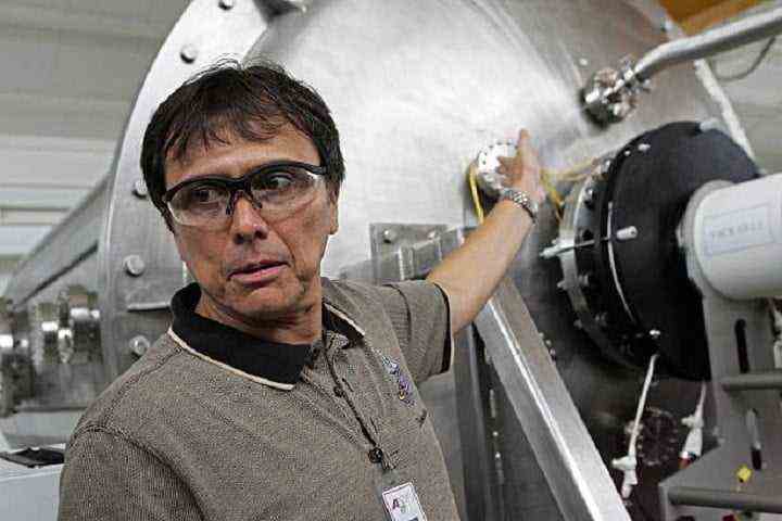 Der costa-ricanische Astronaut und Physiker Franklin Chang erklärt in seiner Firma Ad Astra Rocket die Entwicklung seines Plasmamotorenprojekts, das zukünftige Missionen zum Mars ermöglichen würde 