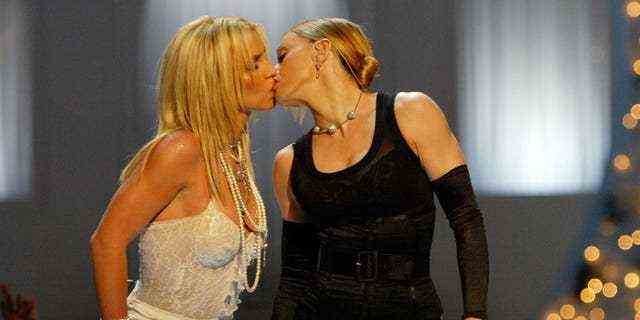 Britney Spears und Madonna spielten bei den MTV Video Music Awards 2003 einen unvergesslichen Opener.
