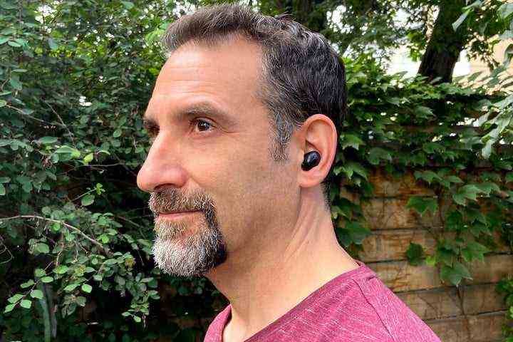 Mann, der 1More ColorBuds 2 True-Wireless-Ohrhörer trägt.