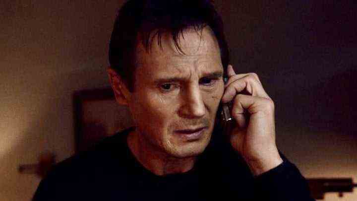 Liam Neeson am Telefon in Taken.