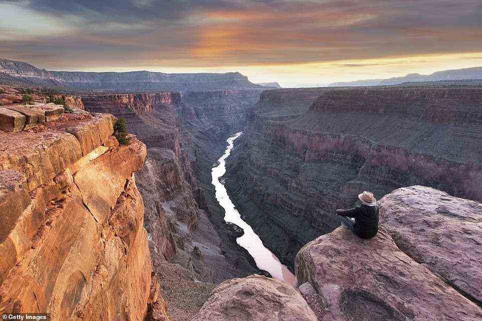 Genießen Sie bei einer geführten Tour durch den amerikanischen Westen die unglaubliche Aussicht auf den abgebildeten Grand Canyon in Arizona