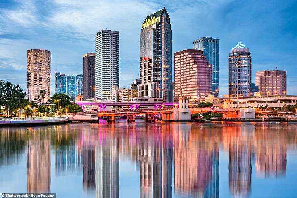 In Tampa an der Golfküste Floridas werden im Januar Temperaturen von bis zu 21 ° C erreicht.  Abgebildet ist die Skyline der Innenstadt