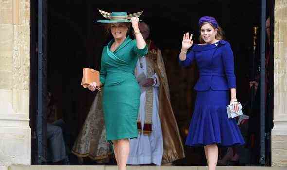 Prinzessin Beatrice besucht die Hochzeit ihrer Schwester Eugenie mit Mutter Fergie