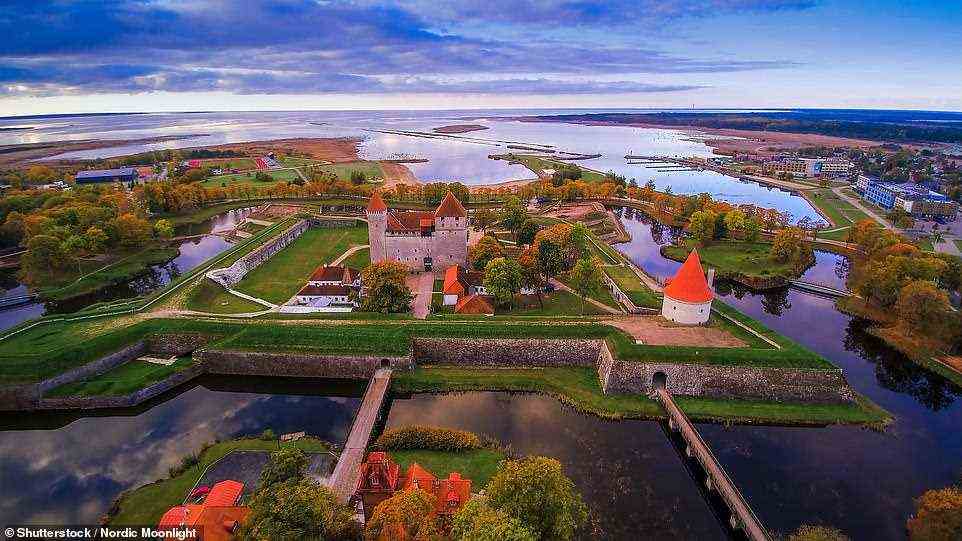 Saaremaa ist die größte Insel des estnischen Archipels Schloss Kuressaare