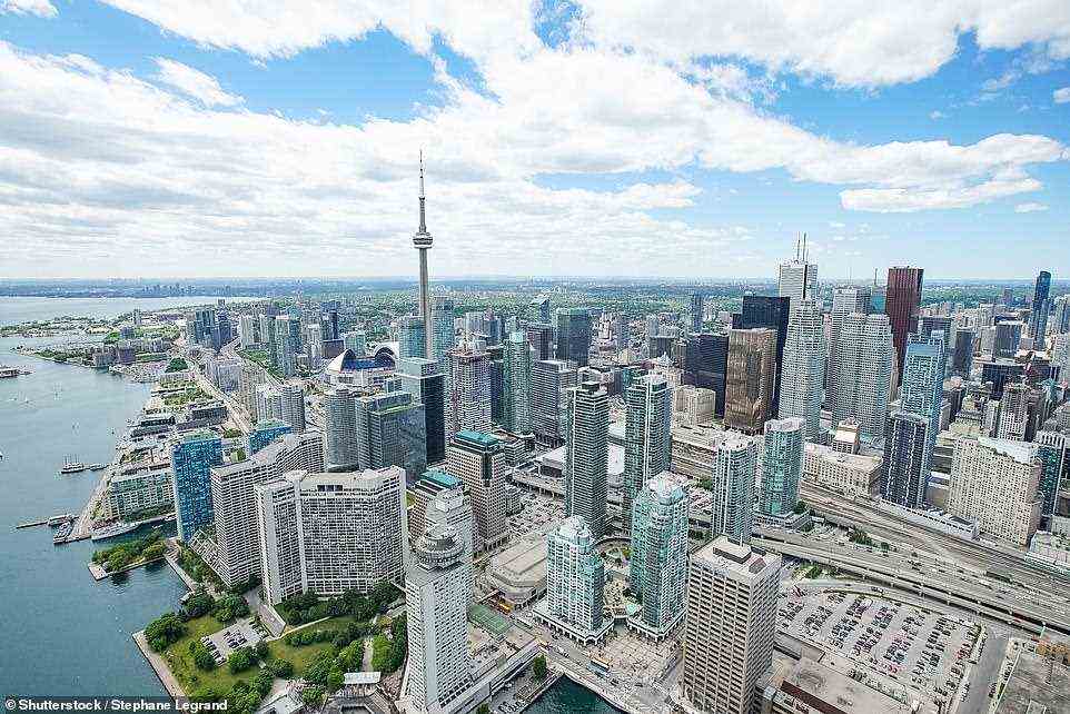 Beginnen Sie eine 13-tägige Tour durch Kanada in Toronto oben, wo Sie ein privater Guide durch die Stadt führt