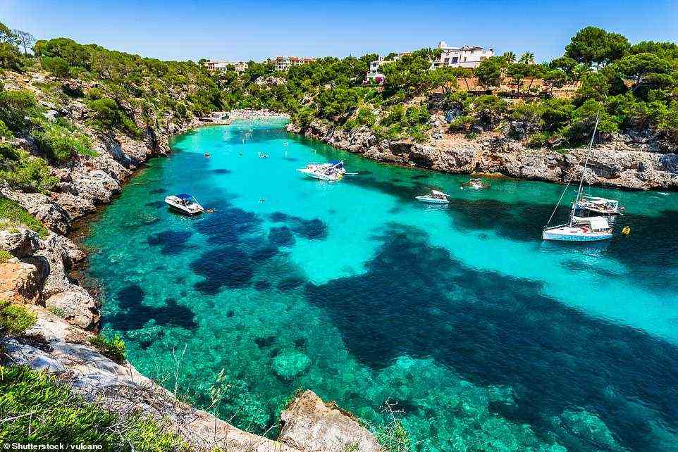 Erkunden Sie die idyllischen Strände und Salinen der Region Migjorn im Süden Mallorcas.  Abgebildet ist Cala Pi