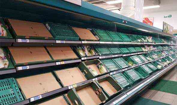 Leere Supermarktregale im britischen Lebensmittelgeschäft