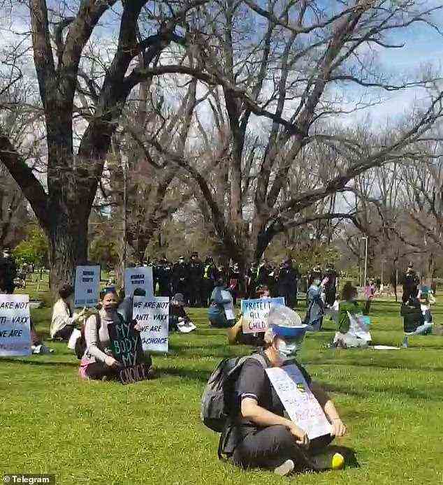 Etwa 50 „Krankenschwestern“ versammelten sich am Montag gegen 11 Uhr in den grünen Edinburgh Gardens im Melbourner Vorort Fitzroy zu einem friedlichen Protest für die Wahl (Bild)