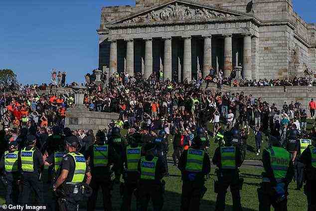 Die Stadt Melbourne taumelt immer noch nach einer Woche chaotischer Proteste zwischen Polizei und Anti-Lockdown-Demonstranten letzte Woche (im Bild: Demonstranten am Schrein der Erinnerung).