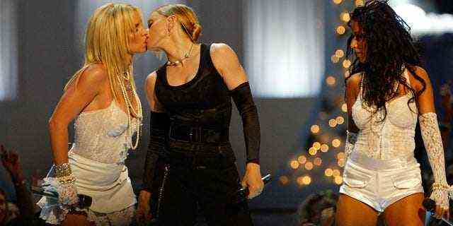 In ihrem Beitrag verwies Spears auf ihren Auftritt bei den MTV Video Music Awards 2003, bei dem sie Madonna auf der Bühne küsste.