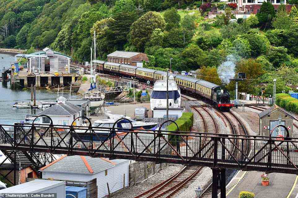 Die abgebildete Dartmouth Steam Railway erreicht Dartmouth nie, sondern endet in Kingswear auf der anderen Seite des Flusses