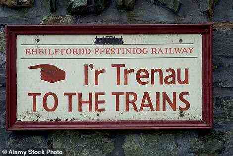 Ein Wegweiser zur Ffestiniog Railway in Wales