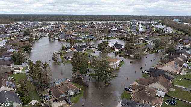 Überflutete Straßen und Häuser werden in der Unterteilung Spring Meadow in LaPlace, Louisiana, gezeigt, nachdem der Hurrikan Ida durchgezogen war.  Bild aufgenommen am 30. August