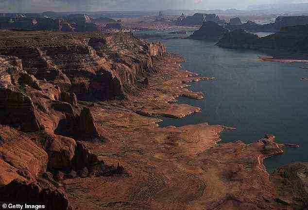 Zusammen mit einer Zunahme von Waldbränden hat ein Großteil der USA in diesem Jahr historische Dürren erlebt, die Flüsse, Seen und Stauseen in fast knochentrockene Becken entwässert haben.  Lake Powell, Amerikas zweitgrößter Stausee, erreichte im Juni seinen niedrigsten Stand