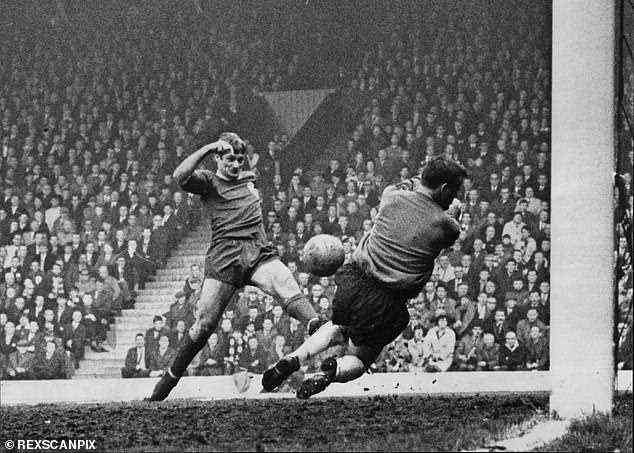 Hunt trifft im April 1968 in einem Spiel der Division One gegen Alan Hodgkinson für Liverpool gegen Sheffield United