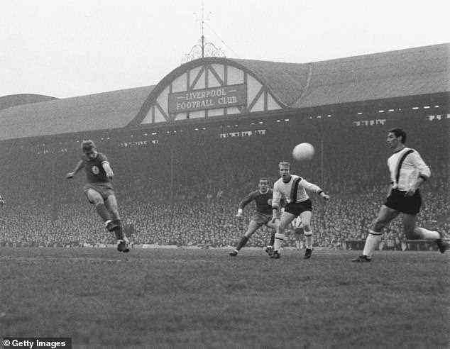 Hunt hatte einen Raketenschuss und trifft im Mai 1965 für Liverpool gegen Inter Mailand