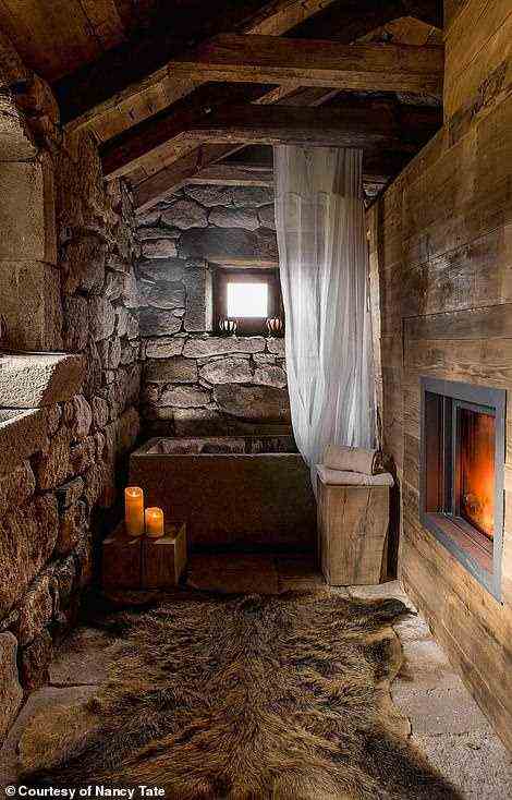 Ein Blick ins Badezimmer mit Wanne in einem alten Steintrog
