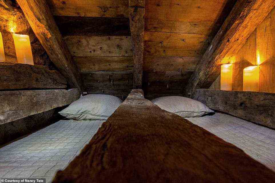 Eines der Schlafzimmer im Buron, mit zwei Einzelbetten, die durch einen Holzbalken getrennt sind
